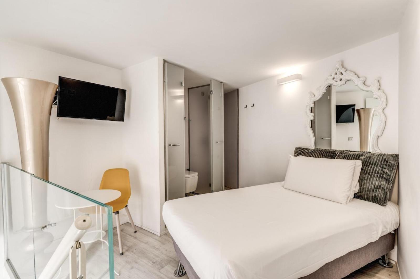 Elegant Flat In The Historic Near Colosseum! Rome